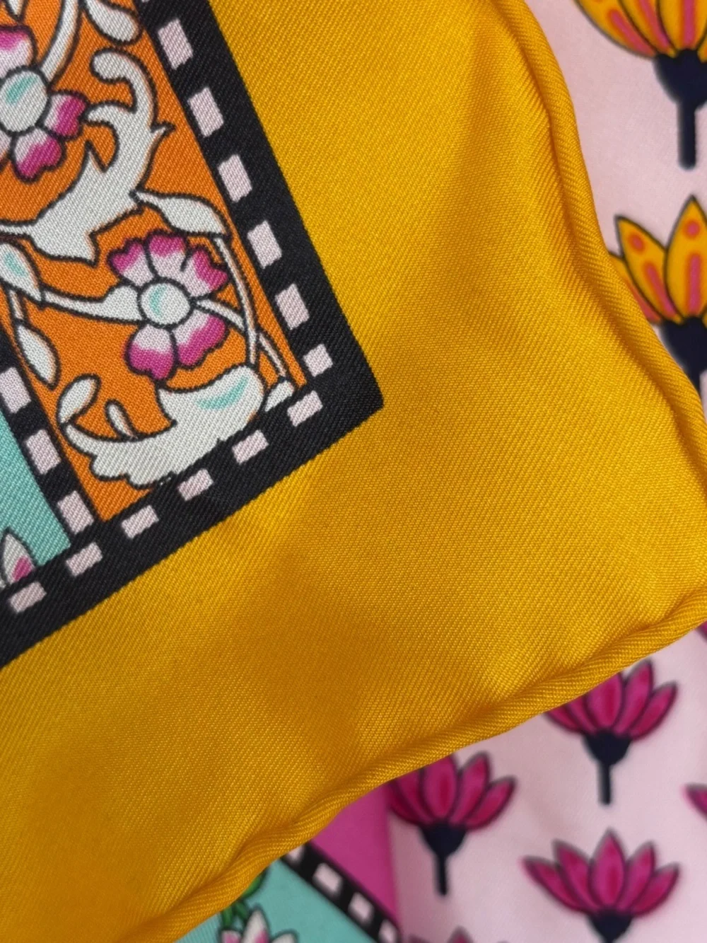DVF Diane Von Furstenberg Womens Large Square Scarf 100% Silk Pink Floral Signed